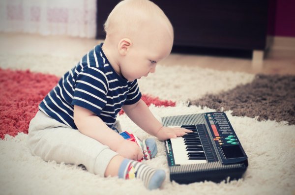 Svira nje klavira potiče inteligenciju; ili je možda obrnuto?