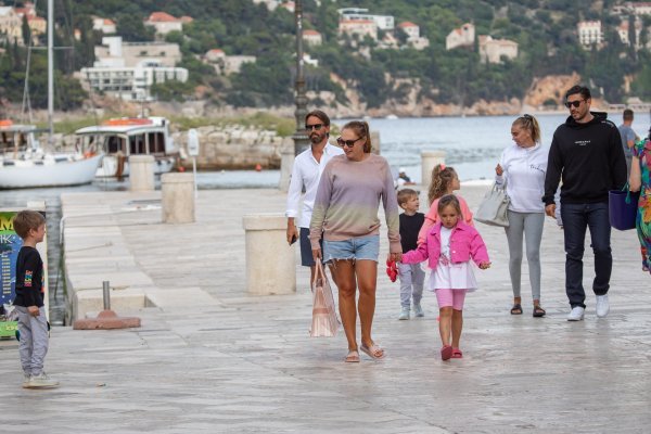 Tamara i Petra Ecclestone s obitelji prošetale Dubrovnikom