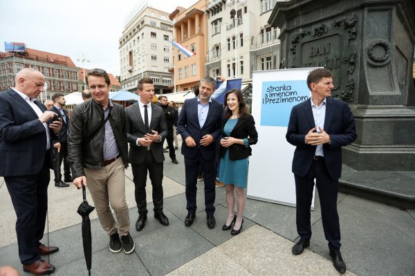 Stranka s Imenom i Prezimenom/Pametno/Fokus na Trgu bana Jelačića