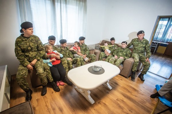 Hrvatski vojnici samohranoj majci uredili dom