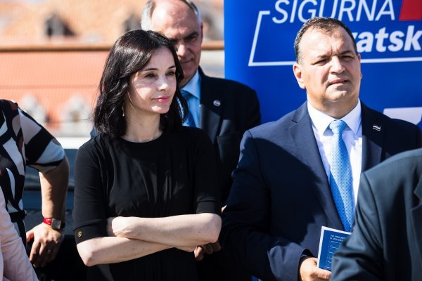 Ministra Beroša su u Splitu pitali zašto se ne pridržava mjera socijalne distance