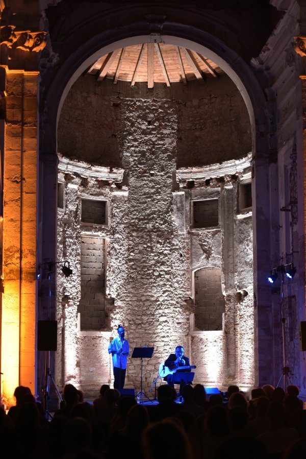 U crkvi sv. Nikole održan koncert Bože Vreće i Edina Karamazova