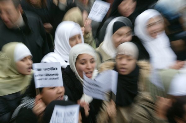 Muslimanke u Parizu prosvjedovale su protiv zabrane hidžaba