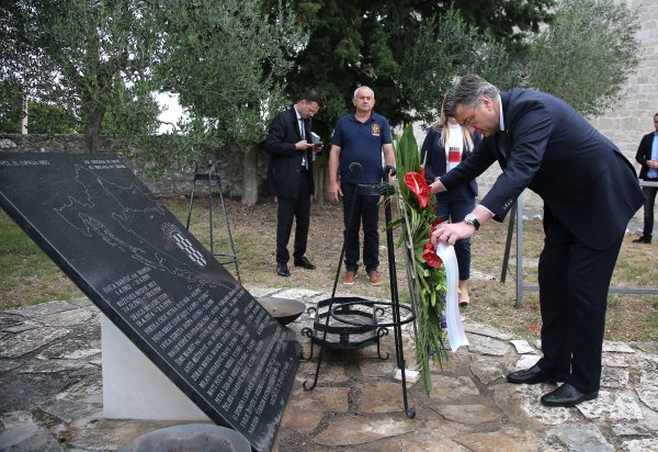 Šibenik: Premijer Plenković položio vijenac povodom 28. obljetnice oslobođenja Miljevačkog platoa