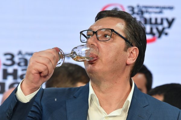 Aleksandar Vučić slavi pobjedu na izborima u Srbiji