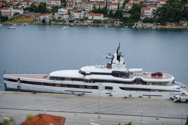 Dubrovnik: Jahta Lady S usidrena u Gruškoj luci s automobilom Rols Royce na heliodromu