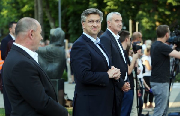 Karlovac: Andrej Plenković na distanci od svojih suradnika tijekom otvorenja Zvjezdanog ljeta