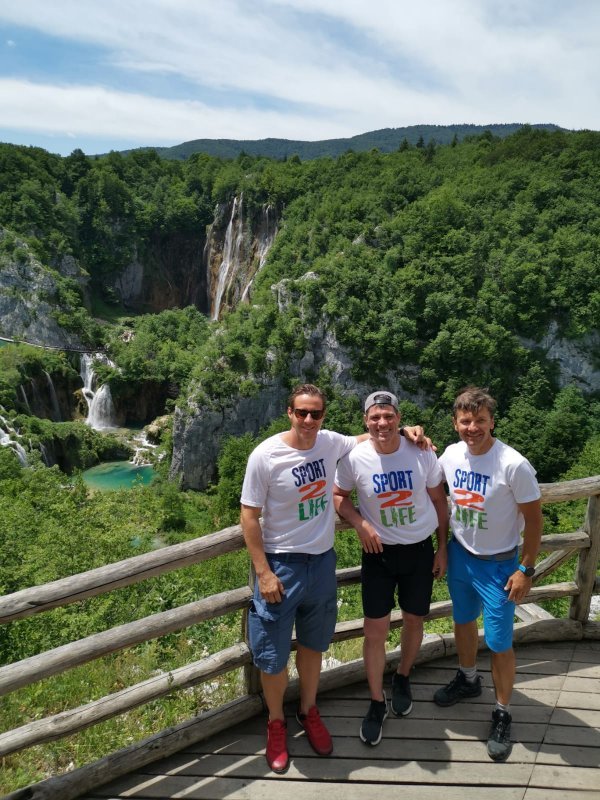 Plitvička jezera Saran je razgledao u društvu biciklista Tomaša Grima i direktora Sport2Life zaklade u Hrvatskoj Borisa Odaka koji ga je pratio cijelim putem kroz Hrvatsku