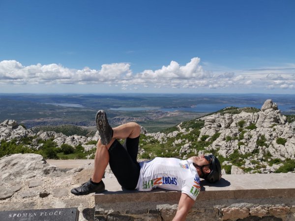 Zasluženi odmor nakon napornog bicikliranja preko Velebita, uz pogled na Jadransko more