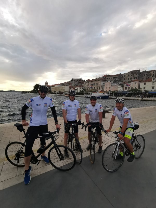 Pred sumrak u Šibeniku, u bicikliranju kroz Dalmaciju Saranu se pridružilo nekoliko njegovih prijatelja iz Splita