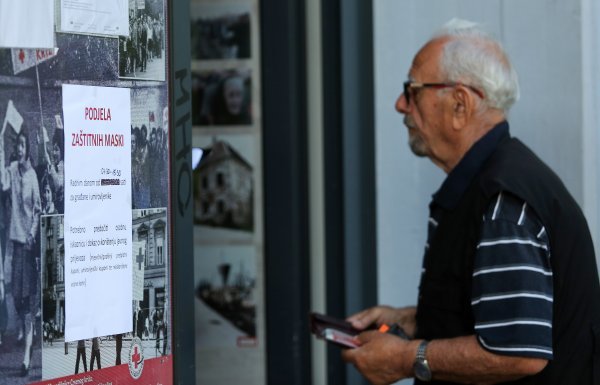 Zagreb: Podjela maski u Crvenom križu