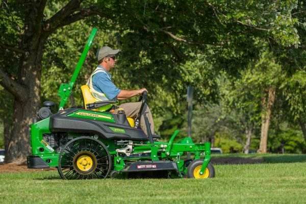 John Deere ZTrak 900