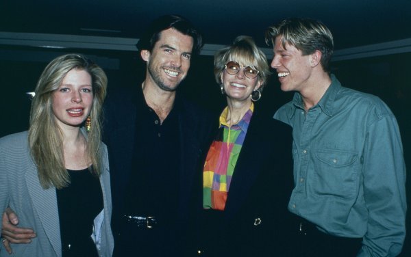 Charlotte, Pierce, Cassandra i Christoper Brosnan
