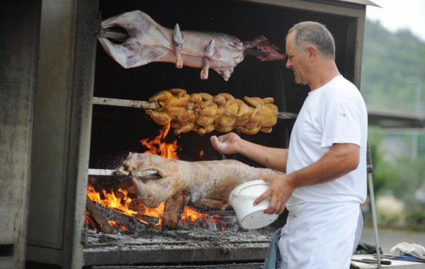 Duž Jadranske magistrale restorani turistima nude domaće specijalitete (2)
