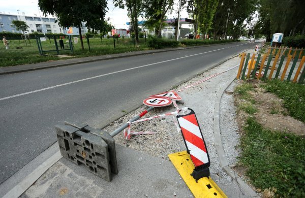 Snažan vjetar lomio grane i rušio prometne znakove
