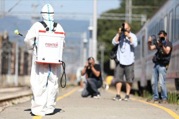 Dezinfekcija vlaka nakon dolaska čeških turista iz Praga