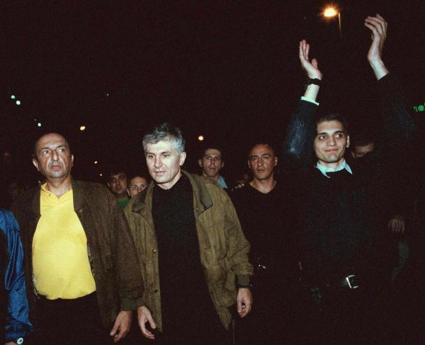Jovanović u društvu Zorana Đinđića predvodi protumiloševićevske prosvjede na ulicama Beograda