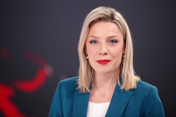 Pred kamerama je vidimo ozbiljnu, no iza nje je, otkrila je, puno opuštenija 