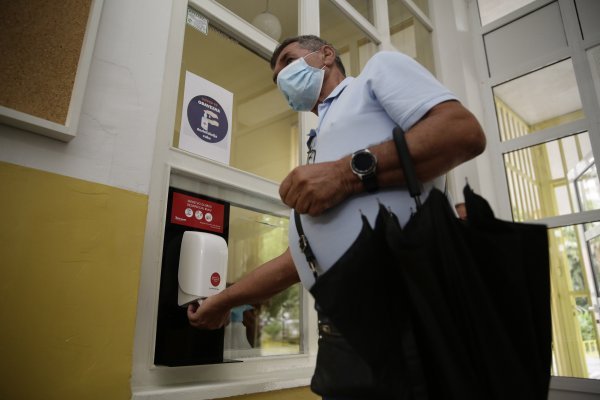 Gužva na otvorenju birališta u Mostaru za Parlamentarne izbore u Republici Hrvatskoj