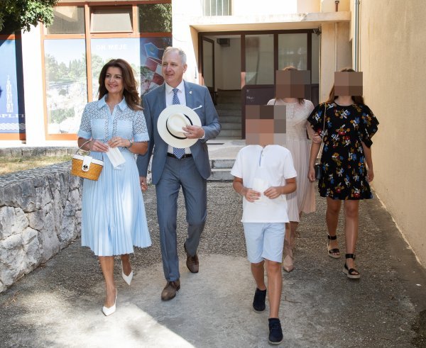 Andro Krstulović Opara sa obitelji i suprugom Danielom