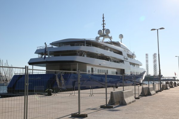 Jahta Queen Miri privezana u Puli