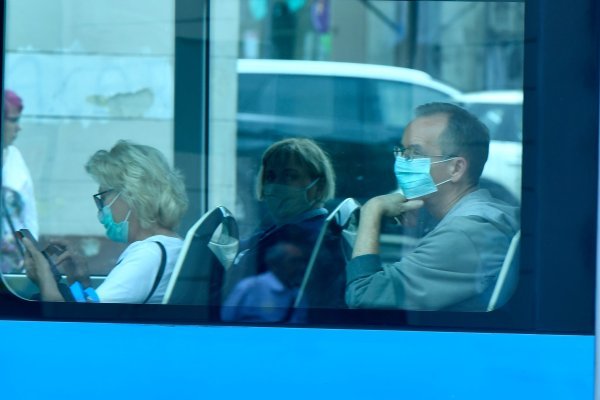 Putnici nose maske u javnom prijevozu u Zagrebu