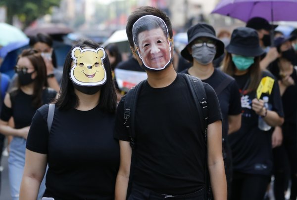 Prosvjednici u Hong Kongu s maskama Winnieja the Pooha i kineskog predsjednika