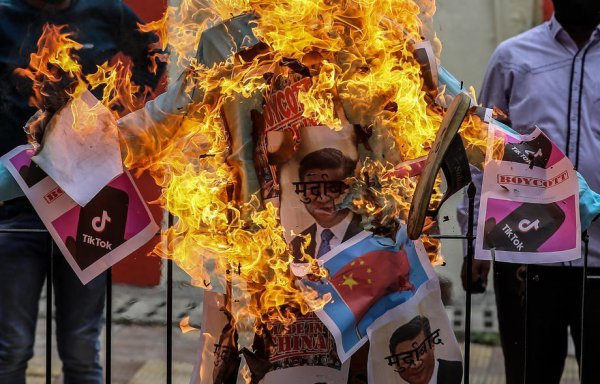 Pristaše indijske vladajuće stranke BJP-a prosvjeduju protiv 'kineskog premijera Kim Jong-una'