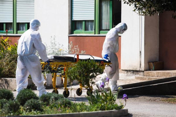 Evakuacija štićenika Doma za starije i nemoćne u Splitu sredinom travnja 2020.