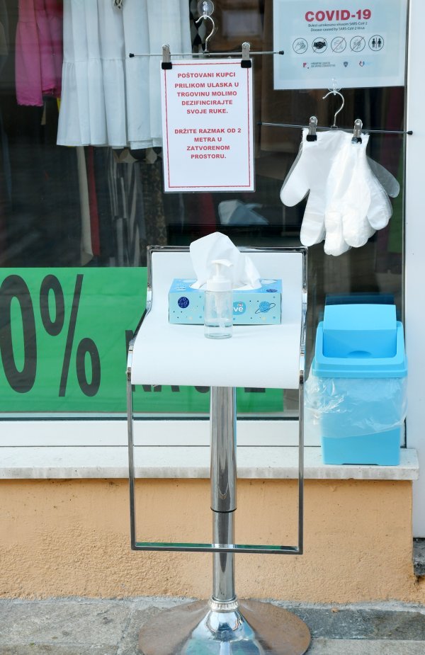 Zaštitna sredstva protiv širenja virusa ispred trgovina u Sisku