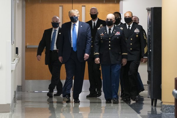 Trump prvi put u javnosti s maskom