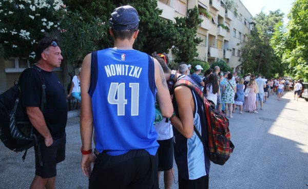 Poljaci čekaju u redu ispred konzulata u Splitu