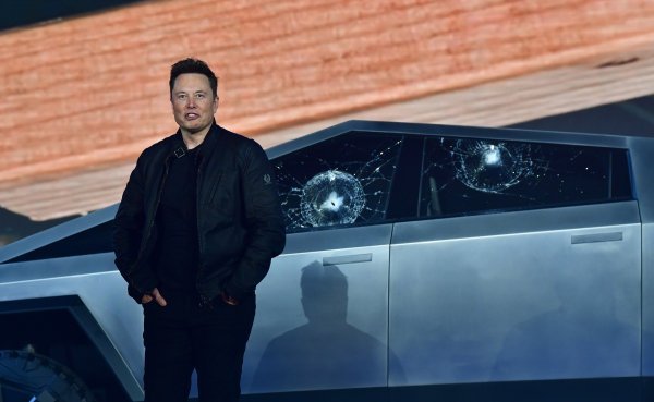 Musk se od početka protivio zatvaranju i dužnosnike je javno pozivao da 'ljudima vrate prokletu slobodu'