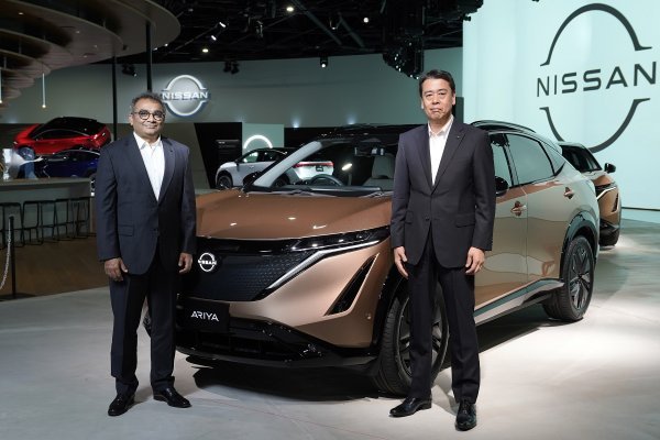 Nissanov izvršni direktor Makoto Uchida i Ashwani Gupta (lijevo), operativni direktor Nissana, na svjetskoj premijeri Ariye