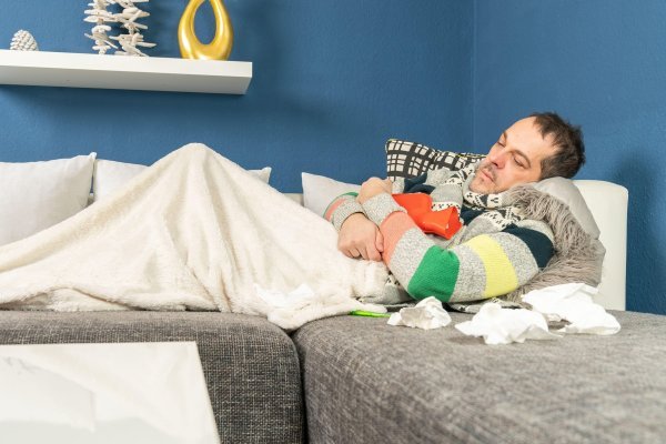 Simptomi mogu vrlo nalikovati gripi, poput zimice i bolova u tijelu