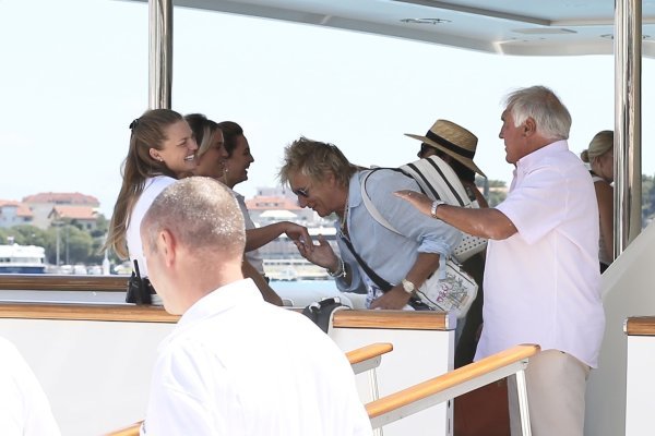 Rod Stewart na odlasku s broda poljubio ruke ženskoj posadi