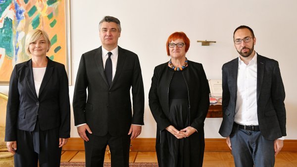 Predstavnici zeleno-lijeve koalicije predali predsjedniku potpise na Peticiju za obnovu Zagreb