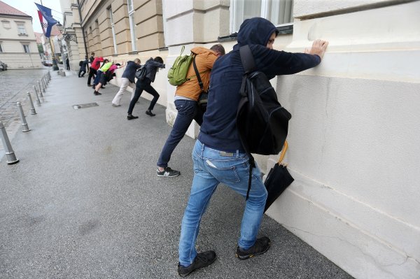 Intervencija konceptualnog umjetnika Siniše Labrovića pod nazivom 'Milimetar'