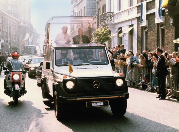 Papa Ivan Pavao II vozi se s Mercedes-Benz 230 G 'Popemobile' 1980. u Njemačkoj