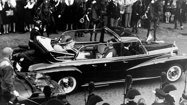Papa Ivan XXIII i Mercedes-Benz 300 Landaulet (W 189, 1960.)