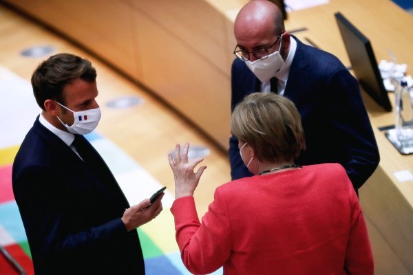 Emmanuel Macron, Angela Merkel i Charles Michel