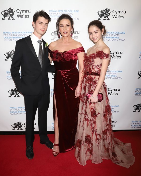 Catherine Zeta-Jones sa sinom i kćeri