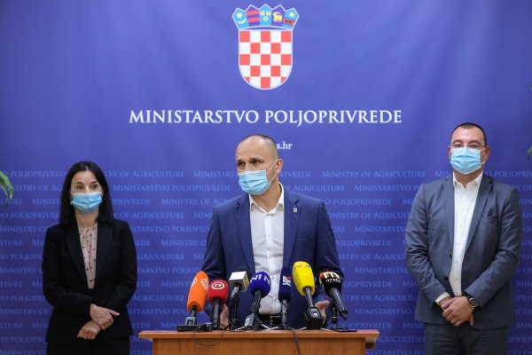 Marija Vučković i Ivan Anušić s predstavnicama mljekarske industrije