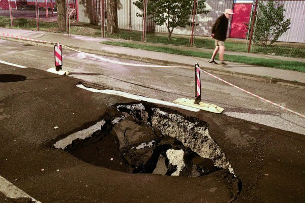 Velika rupa otvorila se na kolniku ceste na Ravnicama