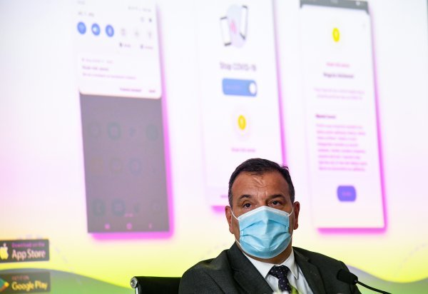 Ministar Vili Beroš i predsjednik Uprave APIS-a Saša Bilić predstavili mobilnu aplikaciju "Stop COVID-19"