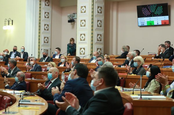 Uz Vladinu tanku većinu, problem također može biti fragmentirana oporba