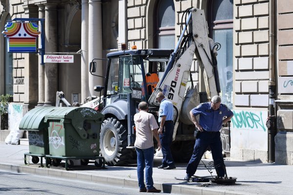 Bager srušio rasvjetni stup