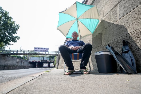 Renato Petek performansom pozdravio zastupnike koji odlaze na godišnje odmore