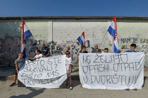 Zadar: Prosvjed stanovnika koji žive u blizini deponiranog azbesta s Titovog broda Galeb