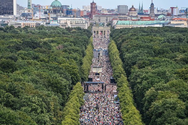 Prosvjedi za i protiv mjera suzbijanja koronavirusa u Berlinu